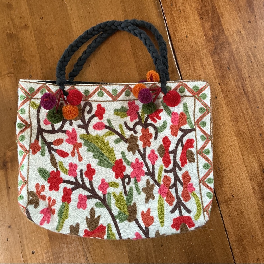Scandinavian Floral Embroidered Tote Bag - Multicolor - Picture 2 of 3